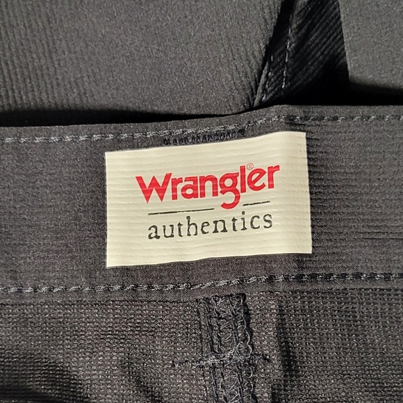 Wrangler Authentics Men's NWT Black Performance Side Elastic Utility Short Sz 42 - Picture 4 of 16